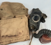Canadian 2nd War Gas Mask and Bag